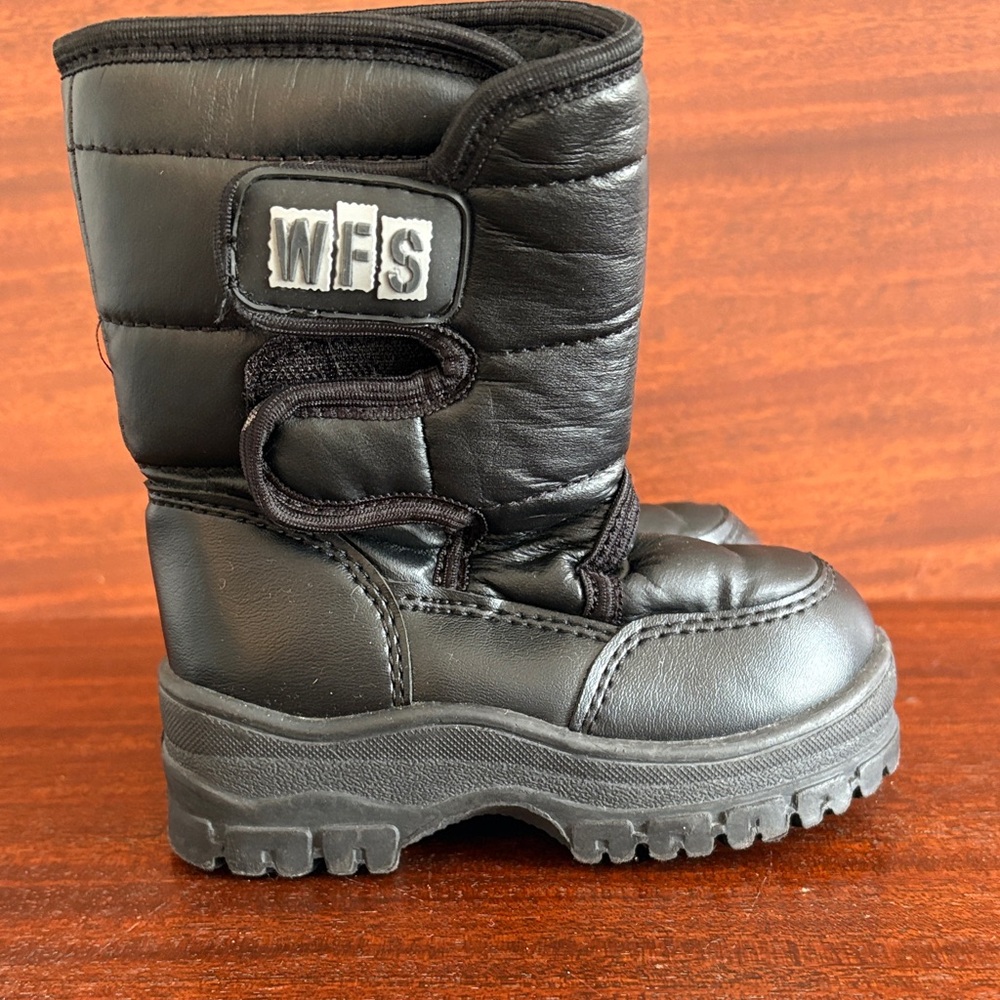 World Famous Sports Black Kids Snow Boots Size 6